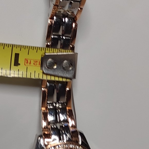 Very Small Pretty Metal Watch - Picture 9 of 10